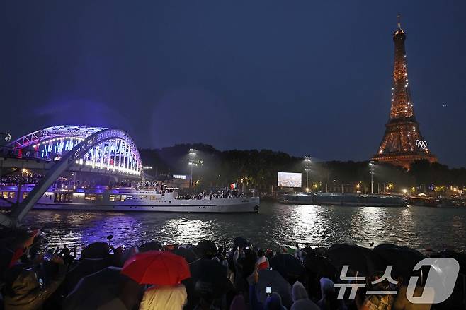 2024 파리 올림픽 개회식이 열린 27일(한국시각) 프랑스 파리 센강에서 개최국인 프랑스 선수단을 태운 보트가 트로카데로 광장을 향해 수상 행진을 하고 있다. (공동취재) 2024.7.27/뉴스1 ⓒ News1 이동해 기자