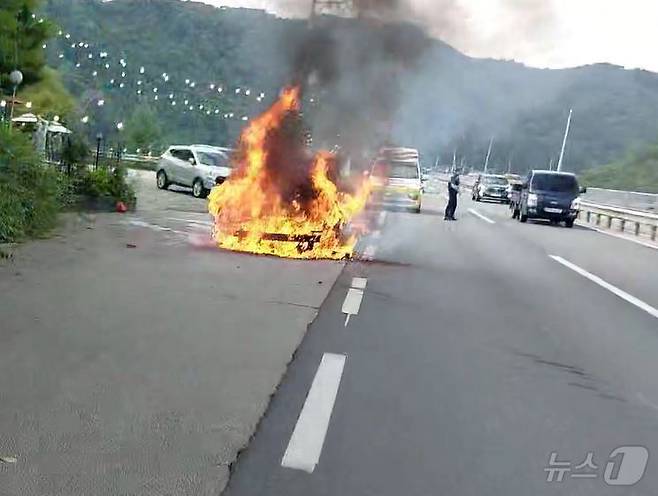 지난 26일 오후 4시 47분쯤 강원 홍천군 남면 월천리 한 국도 주변에서 카니발 차량 1대가 전기적인 문제로 불에 타는 사고가 발생했다.(강원도 소방본부 제공)