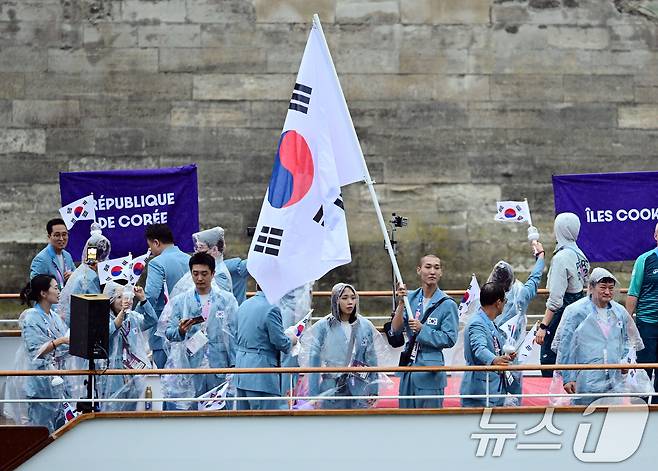 대한민국 올림픽 선수단의 기수 우상혁(오른쪽)과 김서영이 27일(한국시간) 프랑스 파리 센강 일대에서 열린 2024 파리올림픽 개회식에 참석하기 위해 배를 타고 이동하고 있다. (공동취재) 2024.7.27/뉴스1 ⓒ News1 이동해 기자