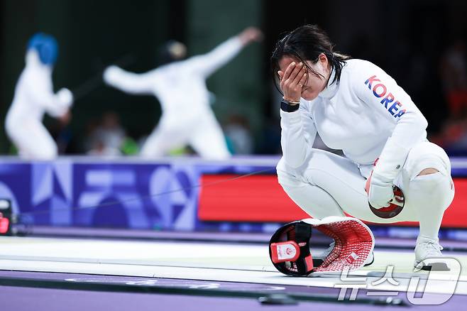 대한민국 펜싱 대표팀 강영미 선수가 27일 오후(한국시간) 프랑스 파리 그랑 팔레에서 열린 '2024 파리올림픽' 여자 에페 개인 32강 에스토니아 넬리 디퍼드 선수와의 경기에서 14대 13으로 패배한 후 아쉬워하고 있다. 2024.7.27/뉴스1 ⓒ News1 박정호 기자