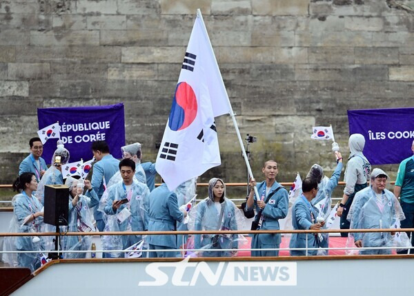 2024 파리 올림픽 개회식이 열린 26일(현지시각) 프랑스 파리 센강에서 대한민국 선수단을 태운 보트가 트로카데로 광장을 향해 수상 행진을 하고 있다. 사진┃파리=뉴시스(공동취재단)