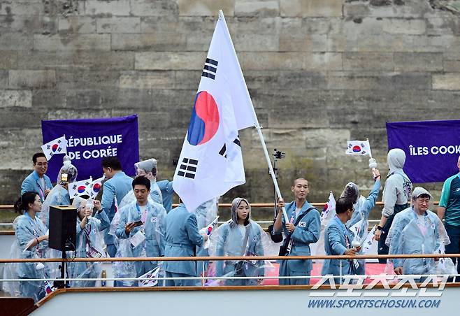 27일(한국시간) 프랑스 파리에서 열린 2024 파리 올림픽 개회식. 배를 타고 센강 위를 행진하는 대한민국 선수단. 기수 우상혁이 태극기를 들고 있다.  파리(프랑스)=사진공동취재단/2024.7.27/