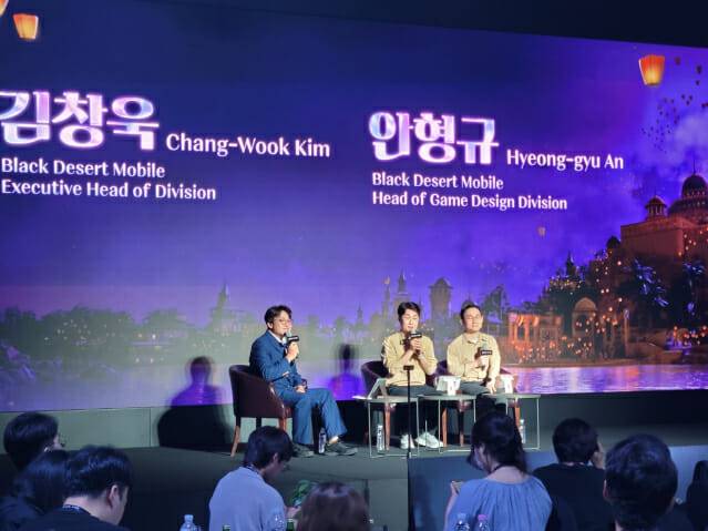 (왼쪽부터) MC 허준과 김창욱 검은사막 모바일 총괄실장, 안형규 검은사막 모바일 게임디자인 팀장.