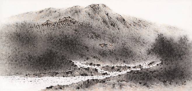 1960년대 완성한 ‘하경(夏景)’.  이상범의 고유 양식이 드러나는 전성기 작품. 푸릇푸릇한 여름, 콸콸 시냇물이 흐르는 풍경 속에서, 소 몰고 귀가하는 촌부의 모습을 담았다. /개인 소장