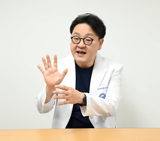 최찬범 한양대병원 류마티스내과 교수는 원인을 알 수 없는 전신 만성통증이 나타난다면 섬유근통을 의심하라고 강조했다. 섬유근통일 때는 몸의 19개 지점에서 압통이 나타난다. 최 교수가 압통점 중 하나인 손목 부위를 가리키며 섬유근통에 대해 설명하고 있다. 한양대병원 제공