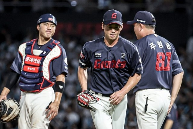 26잎 프로야구 창원 경기 7회말 4사구 두 개를 내주고 마운드에서 내려가는 롯데 진해수(가운데). 롯데 제공