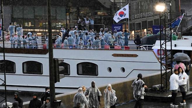 대한민국 선수단, 우중 파리올림픽 개막식장으로 (파리=연합뉴스) 황광모 기자 = 2024 파리 올림픽 개회식이 열린 26일(현지시간) 프랑스 파리 센강에서 대한민국 선수단을 태운 보트가 트로카데로 광장을 향해 수상 행진을 하고 있다. 2024.7.27 hkmpooh@yna.co.kr (끝)