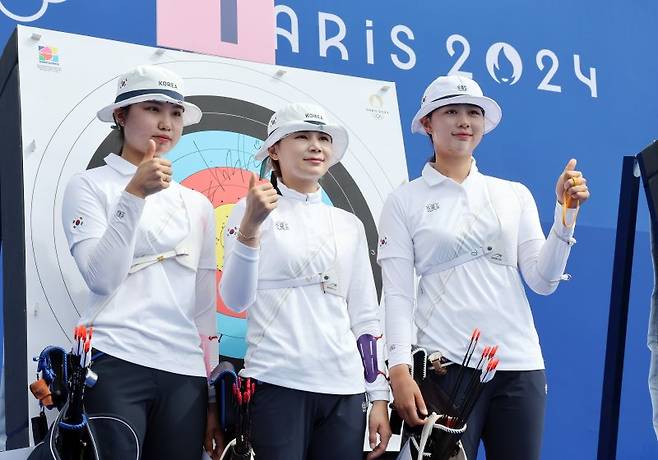 2024 파리올림픽 대한민국 양궁대표팀 임시현(오른쪽부터)과 남수현, 전훈영이 25일(한국시간) 프랑스 파리 레쟁발리드에서 열린 여자 개인 랭킹 라운드에서 3명의 점수를 합산해 매기는 랭킹라운드에 2046점을 세우며 올림픽 신기록 달성, 과녁 앞에서 기념촬영 하고 있다.