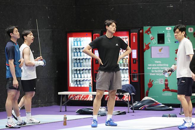 2024 파리올림픽 개막을 이틀 앞둔 24일 오후(현지시간) 펜싱 남자 사브르에 출전하는 구본길, 오상욱 등 대표팀 선수들이 훈련을 하고 있다. 파리/연합뉴스