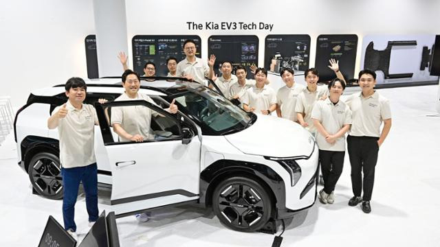 16일 서울 광진구 파이팩토리에서 '더 기아 EV3 테크 데이(The Kia EV3 Tech Day)' 발표를 진행한 EV3 개발 담당 연구원들이 기념 촬영을 하고 있다. 기아 제공