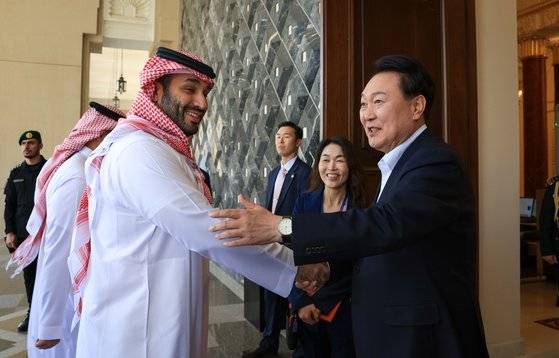 지난해 10월24일 사우디아라비아를 국빈 방문한 윤석열 대통령이 사우디 실권자인 모하메드 빈 살만 왕 세자와 인사하고 있다. 뉴스1