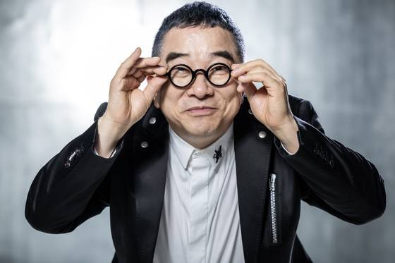 작은 거인’김수철은 전방위 뮤지션이다. 지난 반세기 가요부터 국악까지 다양한 장르를 오갔다. 그가 생각하는 음악의 존재 이유는 단 하나, 이 시대 사람들의 고락과 함께하는 것이다. 박종근 기자