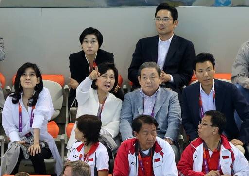 고 이건희 선대회장과 부인 홍라희 전 삼성미술관 리움 관장, 이부진 호텔신라 사장, 이재용 삼성전자 회장 사장 등이 2012년 7월 29일 영국 런던 올림픽파크의 아쿠아틱스 센터에서 열린 2012 런던올림픽 남자 자유형 400ｍ 결승을 지켜보는 모습. 사진=연합뉴스