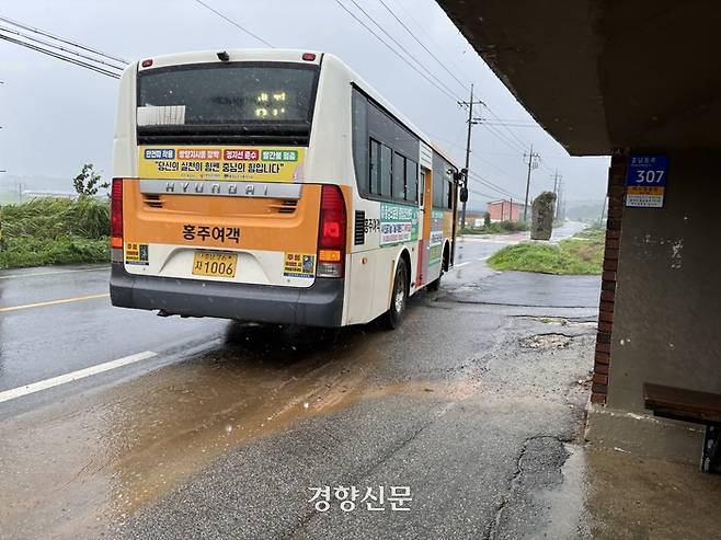 지난 7월 18일 충남 홍성군 장곡면의 한 정류장에서 A씨(19)를 태운 버스가 광천읍 방면으로 향하고 있다. A씨는 중학교 시절에는 버스로 1시간 30분이 걸리는 홍성읍의 한 중학교로 첫차를 타고 등교했고, 고등학교 때는 통학이 고통스러워 기숙사 생활을 했다. 비가 많이 내린 이날도 A씨는 버스를 타기 위해 집에서 1㎞가량 떨어진 정류장까지 걸어 나왔다. 이날 버스는 예정 시간보다 10여분 연착했다. 이효상 기자