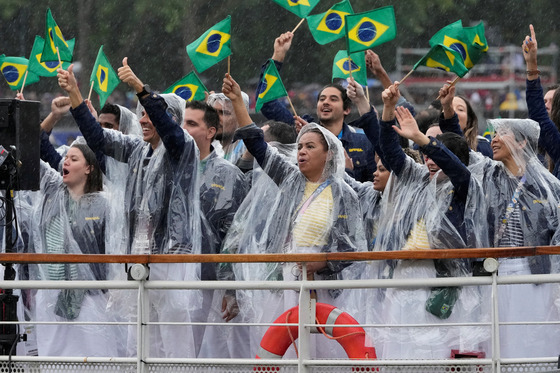 The boat carrying team Brazil makes its way down the Seine.  [REUTERS/YONHAP]