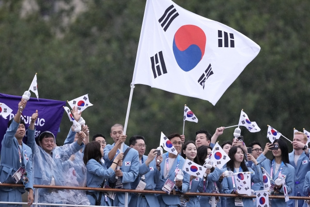 27일(한국시간) 프랑스 파리에서 열린 2024 파리올림픽 개회식에 참석한 대한민국 선수단. AP연합뉴스