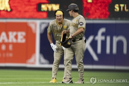 내야 안타 치고 고통 호소하는 김하성
[AP=연합뉴스]