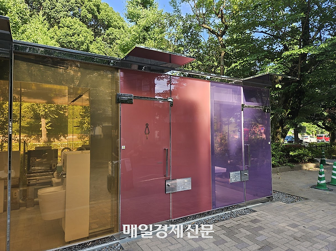 화장실에 들어간 사람이 잠금장치를 걸자 투명하던 벽이 불투명하게 바뀌었다 [도쿄 이승훈 특파원]