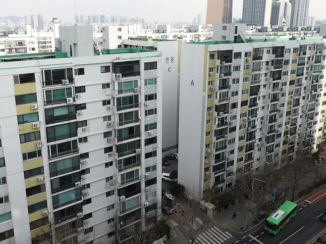 서울 영등포구 여의도동 한양아파트. 실외기실 따로 없이 벽에 매달려 있는 실외기,  주민들이 추가로 설치한 것이 분명한 제각각의 발코니 창문이 구축 아파트의 특징을 보여준다. 지상 56층 초고층 아파트 ‘디에이치 여의도퍼스트’로 재건축할 예정이다. 재건축할 때 이름 10글자 안 넘으면 위법 - 이런 규제가 있는 것인지, 아니면 연말에 건설사들끼리 모여 가장 긴 아파트 이름 명예의 전당 시상식이라도 있는 것인지. [사진 출처=연합뉴스]