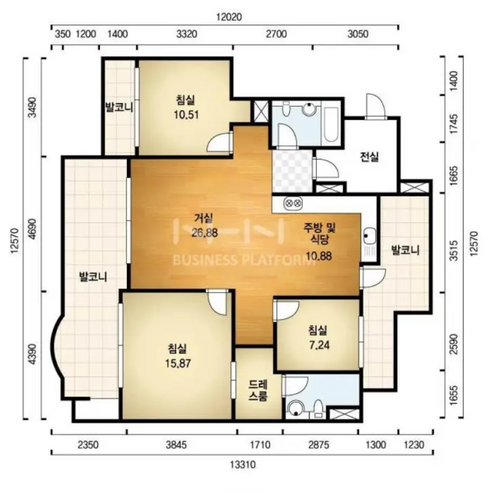 2000년대 초반에 분양한 아파트의 평면도. 폭이 3m에 육박하는 광폭 발코니가 인상적이다. [사진 출처=네이버 부동산]