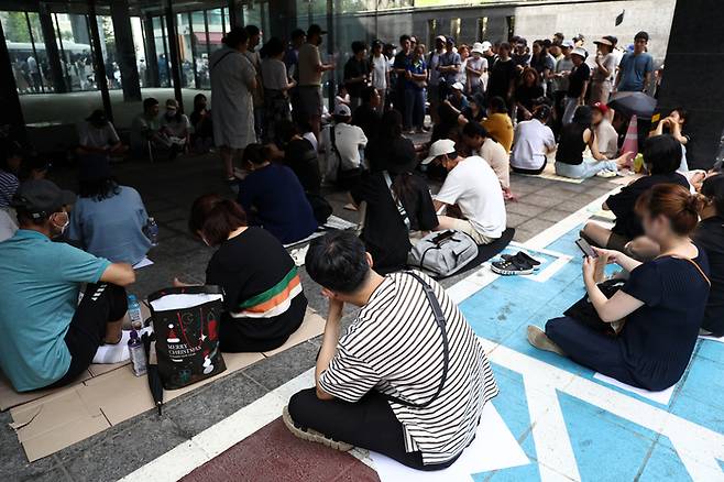 티몬·위메프 판매대금 정산 지연 사태가 이어진 26일 피해자들이 서울 강남구 티몬 신사옥에서 환불을 받기 위해 대기하고 있다.[사진제공=연합뉴스]