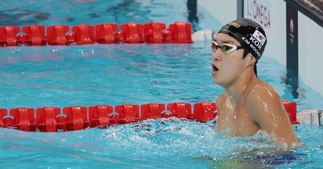 파리 올림픽 남자 자유형 400m에서 메달을 정조준하고 있는 김우민. 사진=연합뉴스