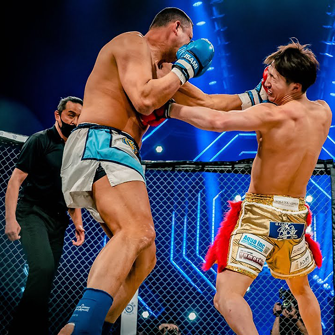 제4대 K-1 65㎏ 이하급 챔피언 안포 루키야(오른쪽)가 K-1 무제한급 월드그랑프리 3위 출신 시릴 아비디와 1분×3라운드 시범경기로 대결하고 있다. 사진=유튜브 채널 安保瑠輝也 あんぽるきや 영상 섬네일