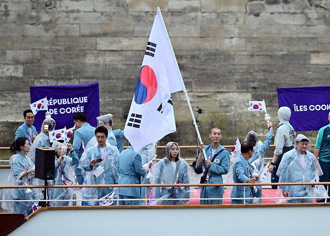 대한민국 올림픽 선수단의 기수 우상혁(오른쪽)과 김서영이 26일(현지시간) 프랑스 파리 센강 일대에서 열린 2024 파리올림픽 개회식에 참석하기 위해 배를 타고 이동하고 있다. [파리=올림픽사진공동취재단]