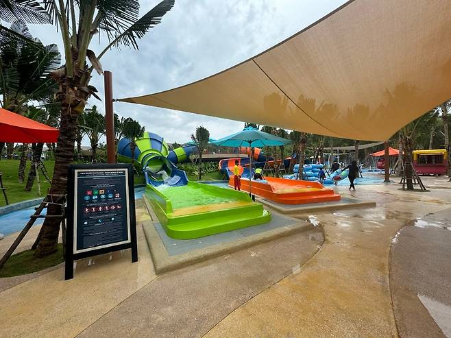 ‘뉴월드 푸꾸옥’은 375객실 전부가 수영장을 가진 단독채이면서도 해변 주위로 작은 워터슬라이드를 만들어놔 가족단위가 많아 보였다. [서영상 기자]