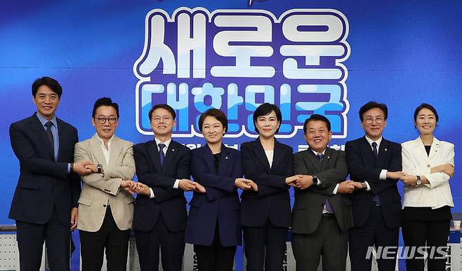 [서울=뉴시스] 국회사진기자단 = 25일 오후 서울 여의도 국회도서관 강당에서 오마이TV 주관으로 열린 더불어민주당 최고위원 후보자 방송토론회에서 한준호(왼쪽부터), 정봉주, 민형배, 이언주, 전현희, 김병주, 김민석, 강선우 후보가 기념촬영을 하고 있다. 2024.07.25. photo@newsis.com