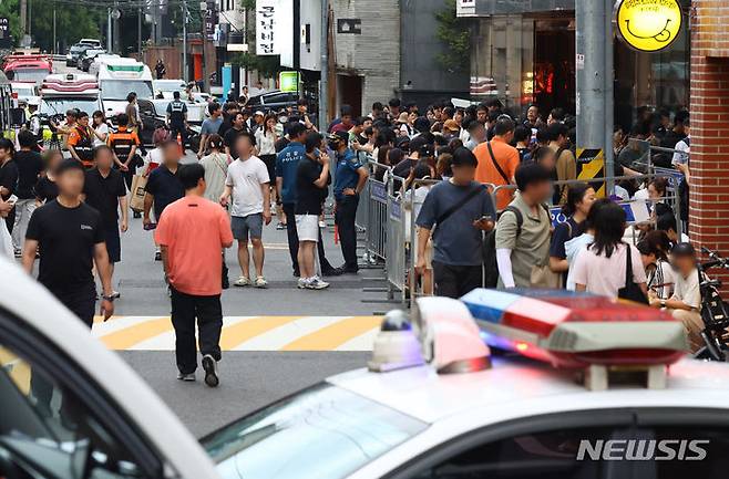 [서울=뉴시스] 황준선 기자 = 티몬·위메프의 정산 지연 사태가 이어진 26일 오후 피해자들이 서울 강남구 티몬 신사옥에서 환불접수를 위해 대기하고 있다.  2024.07.26. hwang@newsis.com