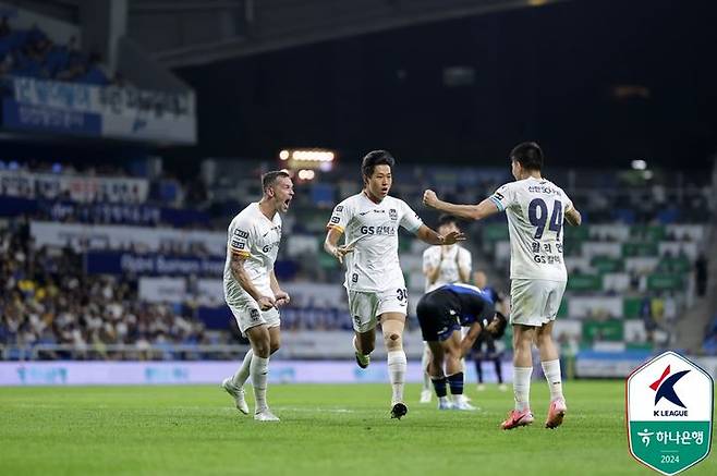 [서울=뉴시스] 프로축구 K리그1 FC서울의 강주혁(가운데). (사진=한국프로축구연맹 제공) *재판매 및 DB 금지