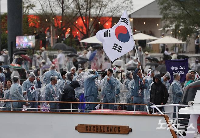 2024파리올림픽?개막식이 열린 26일(한국시간) 한국 선수단을 태운 배가 프랑스 파리 이에나 다리를 지나고 있다. 2024.7.26 파리=올림픽사진공동취재단/YA 파리=황진환 기자