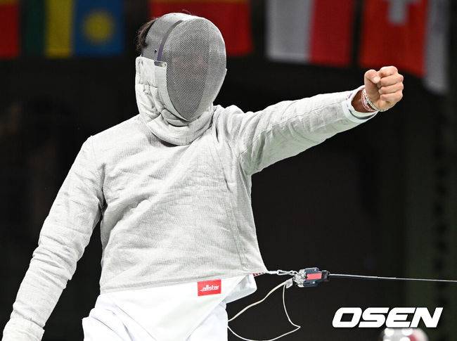 [OSEN=파리(프랑스), 최규한 기자] 27일(한국시간) 프랑스 파리 그랑 팔레에서 ‘2024 파리올림픽’ 펜싱 남자 사브르 32강전 경기가 열렸다.이날 열리는 경기는 에페 여자 개인전과 사브르 남자 개인전이다. 여자 에페 개인전에서는 송세라, 강영미, 이혜인이 출격한다. 남자 사브르 개인전에는 오상욱, 박상원, 구본길이 나선다. 에페와 사브르 개인전은 하루만에 32강부터 16강, 8강, 4강, 결승이 모두 진행된다.펜싱 오상욱이 32강전을 따낸 뒤 기뻐하고 있다. 2024.07.27 / dreamer@osen.co.kr