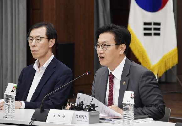 세제발전심의위원회 주재하는 김범석 1차관 - 김범석 기획재정부 1차관이 25일 서울 중구 은행회관에서 열린 제57차 세제발전심의위원회에서 모두발언을 하고 있다. 왼쪽은 정정훈 기재부 세제실장. 2024. 7. 25. 기획재정부 제공