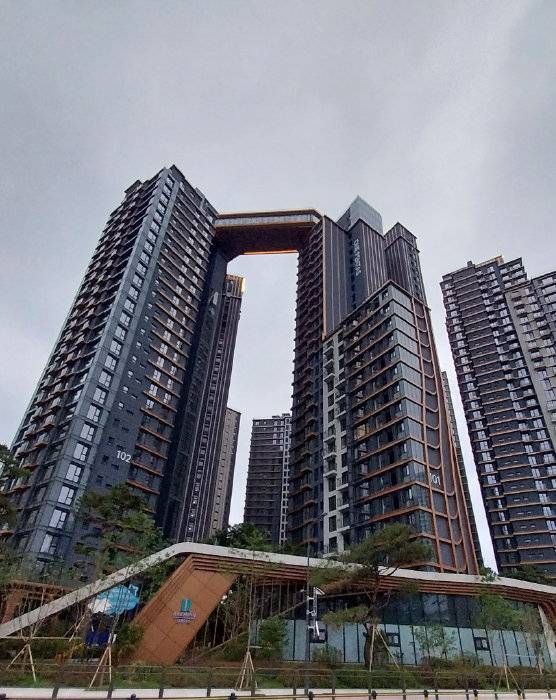 서울 서초구 반포동에 들어선 ‘래미안 원펜타스’는 서울지하철 9호선 신반포역 1번 출구와 마주 보는 초역세권 고급 아파트다. [김건희 객원기자]