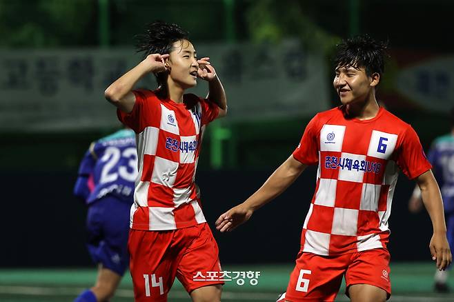 춘천시체육회U18 신한이 26일 충북 제천축구센터 제1구장에서 열린 57회 대통령금배 전국고등학교 축구대회 16강 춘천시체육회U18과 서울 광진U18의 경기에서 PK로 득점한 후 세리머니를 하고 있다. 2024.07.26. 조태형 기자