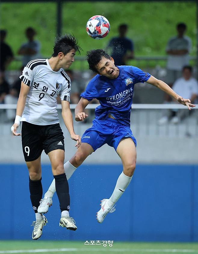 서울 보인고 백가온과 경북관광비즈니스고 이화준이 26일 충북 제천축구센터 제3구장에서 열린 57회 대통령금배 전국고등학교 축구대회 16강 경북관광비즈니스고등학교와 서울 보인고등학교의 경기에서 공중볼 다툼하고 있다. 2024.07.26. 조태형 기자