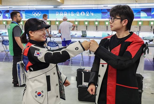 ▲ 금지현과 박하준(왼쪽부터). 사격에서 2024 파리 올림픽 한국 대표팀 첫 메달이 나왔다. 대회 첫 날 거둔 쾌거다. 박하준, 금지현은 공기소총 10ｍ 혼성 종목 본선에서 전체 2위에 올라 중국과 금메달 결정전을 치렀다. 경기 전부터 은메달은 확보하고 들어간 셈이다. 한때 사격은 한국의 대표 효자 종목이었다. 그 중심에 사격 영웅 진종오가 있었다. 한국은 2012 런던 올림픽에서 금메달 3개와 은메달 2개로 역대 최고 성적을 냈다. 하지만 2016 리우데자네이루 올림픽에선 금메달 1개와 은메달 1개, 2020 도쿄 올림픽은 은메달 1개에 그쳤다. 하지만 파리 올림픽서 한국에 첫 메달을 안기며 기분 좋은 출발을 알렸다 ⓒ 연합뉴스