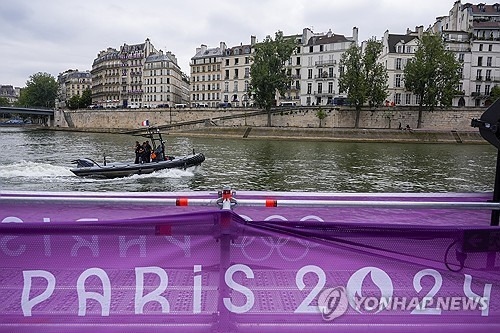 2024 파리 올림픽이 26일(현지시간) 프랑스의 명소 센강(Seine River)에서 개회식을 개최한다. 역대 하계 올림픽 최초로 주 경기장이 아닌 야외에서 개회식을 진행한다. 각국 선수단은 센강에서 배를 타고 노트르담 성당, 루브르 박물관 등 파리의 명소를 거쳐 에펠탑 인근까지 약 6km를 행진할 예정이다. 다만 행사 시작을 앞두고 적지 않은 비가 내리고 있어 행사의 정상 개최가 불투명하다. 사진 연합뉴스