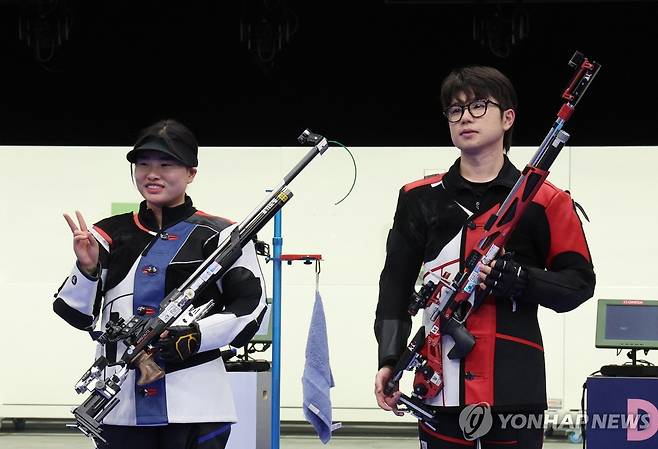 한국 사격이 2024 파리 하계올림픽에서 한국 선수단에 첫 메달을 안겼다. 한국은 첫 날부터 메달을 따내며 순항을 예고했다. 박하준-금지현 조는 27일 프랑스 샤토루 국립사격장에서 열린 파리 올림픽 사격 10m 공기소총 혼성 결승에서 중국의 성리하오-황위팅 조와 접전을 펼친 끝에 12-16으로 패해 은메달을 차지했다. 둘 모두 생애 첫 올림픽 메달을 거머쥐었다. 연합뉴스