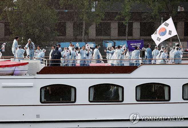 파리 센강의 한국 선수단 (파리=연합뉴스) 황광모 기자 = 2024파리올림픽 개회식이 사상 최초로 야외에서 열린 26일 오후(현지시간) 프랑스 파리 센강에서 한국선수단이 탄 배가 지나가고 있다. 2024.7.27 hkmpooh@yna.co.kr