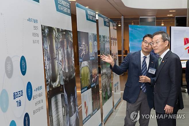 이종호 장관, 한국핵융합에너지연구원 방문 (서울=연합뉴스) 이종호 과학기술정보통신부 장관이 22일 대전 유성구 한국핵융합에너지연구원을 방문해 성과전시물에 대한 설명을 듣고 있다. 2024.7.22 [과학기술정보통신부 제공. 재판매 및 DB 금지] photo@yna.co.kr