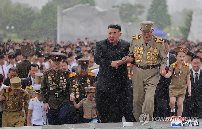 김정은, '전승절' 맞아 조국해방전쟁참전열사묘 참배 (평양 조선중앙통신=연합뉴스) '조국해방전쟁승리' 71주년에 즈음해서 북한 김정은 국무위원장이 26일 조국해방전쟁참전열사묘를 찾았다고 조선중앙통신이 27일 보도했다.2024.7.27 
    [국내에서만 사용가능. 재배포 금지. For Use Only in the Republic of Korea. No Redistribution] nkphoto@yna.co.kr