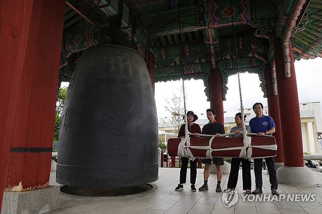 '평화의 종' 울리는 한반도 평화대회 (파주=연합뉴스) 임병식 기자 = 한국전쟁 정전협정 체결일인 27일 오후 경기도 파주시 임진각에서 열린 한반도 평화 행동의 날 평화대회에서 시민 단체 대표들이 평화의 종을 타종하고 있다. 2024.7.27 andphotodo@yna.co.kr