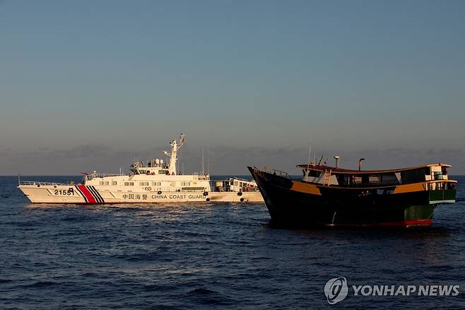 중국 해경함과 필리핀 선박 지난 5월 4일(현지시간) 남중국해 세컨드 토머스 암초(중국명 런아이자오·필리핀명 아융인) 인근 해역에서 중국 해경함(왼쪽)이암초에 상주하는 필리핀군 병력에 물자를 전달하려는 필리핀 선박(오른쪽)을 가로막고 있다. 2024.07.27
[로이터 연합뉴스 자료사진. 재판매 및 DB 금지]