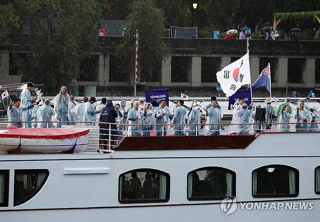 한국선수단 입장 (파리=연합뉴스) 황광모 기자 = 2024 파리올림픽 개회식이 사상 최초로 야외에서 열린 26일 오후(현지시간) 프랑스 파리 센강에서 한국선수단이 탄 배가 지나가고 있다. 2024.7.27 hkmpooh@yna.co.kr