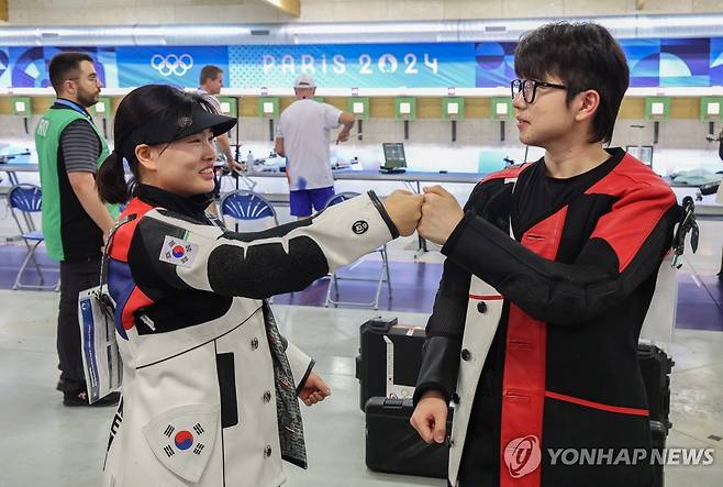 한국 대회 첫 메달 확보한 박하준·금지현 (샤토루[프랑스]=연합뉴스) 임화영 기자 = 27일(현지시간) 프랑스 샤토루 슈팅 센터에서 열린 2024 파리올림픽 사격 공기소총 10m 혼성 본선에 출전한 박하준과 금지현이 금메달 결정전 진출을 확정 지은 후 기뻐하고 있다. 2024.7.27 hwayoung7@yna.co.kr