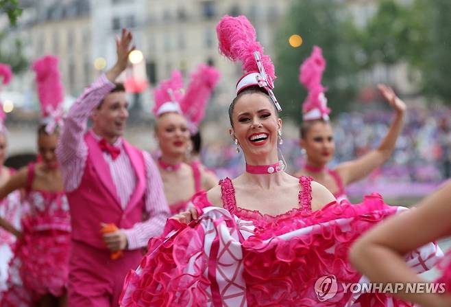 파리 올림픽 공연자들 (파리 로이터=연합뉴스) 26일(현지시간) 진행된 파리 올림픽 개막식 2024.08.27