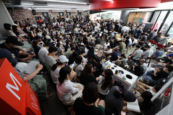 서울 강남구 위메프 본사가 ‘정산 지연 사태’로 환불을 요구하는 고객들로 붐비고 있다. (사진=뉴스1)